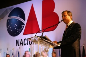 Durante posse, presidente da OAB conclama união contra crise, corrupção e CPMF