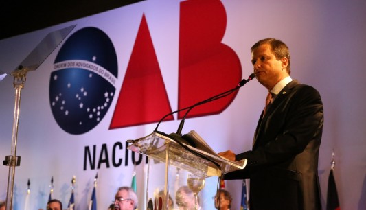 Durante posse, presidente da OAB conclama união contra crise, corrupção e CPMF