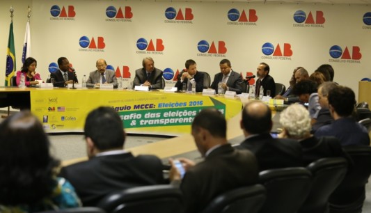 Colóquio do MCCE discute eleições com dezenas de entidades